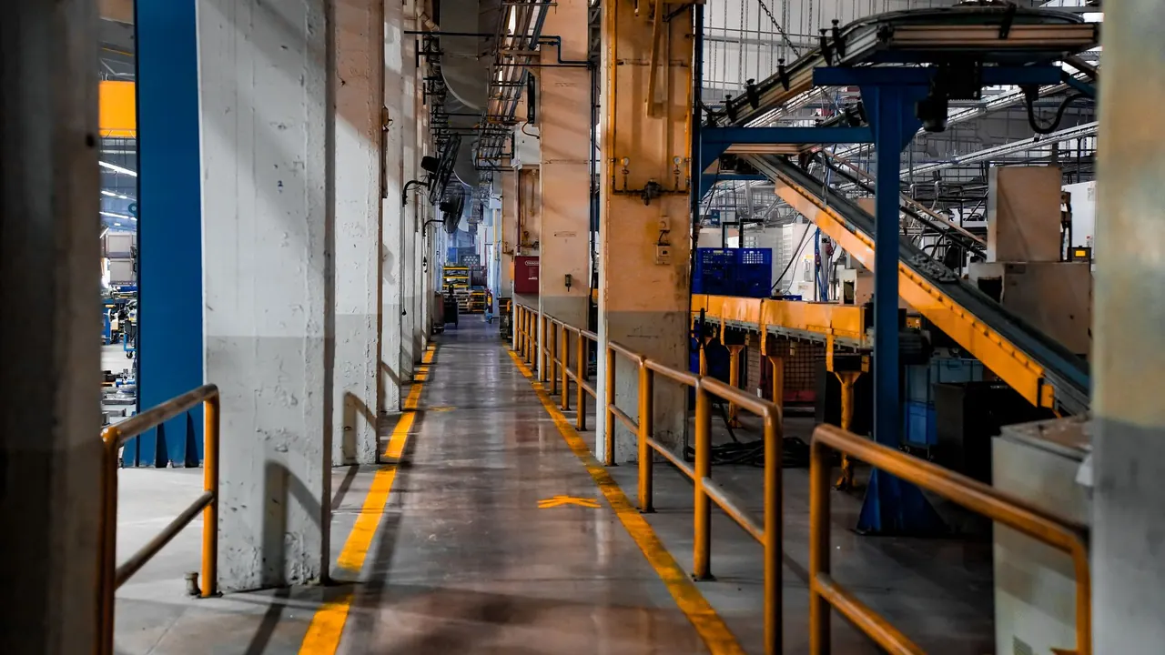 Konveyör hatları olan bir fabrikanın iç mekanı