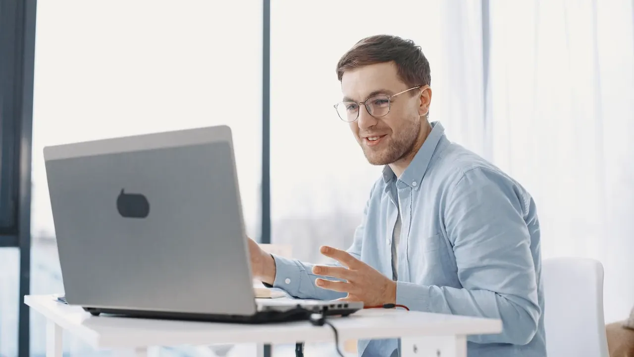 Dizüstü bilgisayar başında görüşme yapan freelance SEO uzmanı