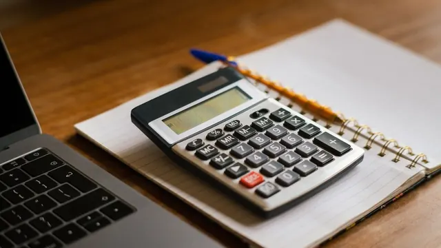 Hesap makinesi ve defter ile web tasarim fiyat hesaplama