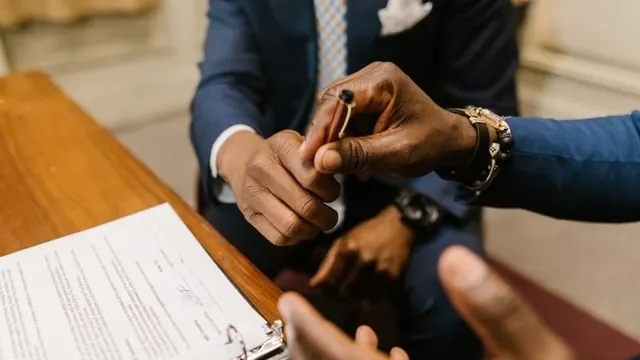 Freelance web tasarımcı ile sözleşme imzalanırken el sıkışma