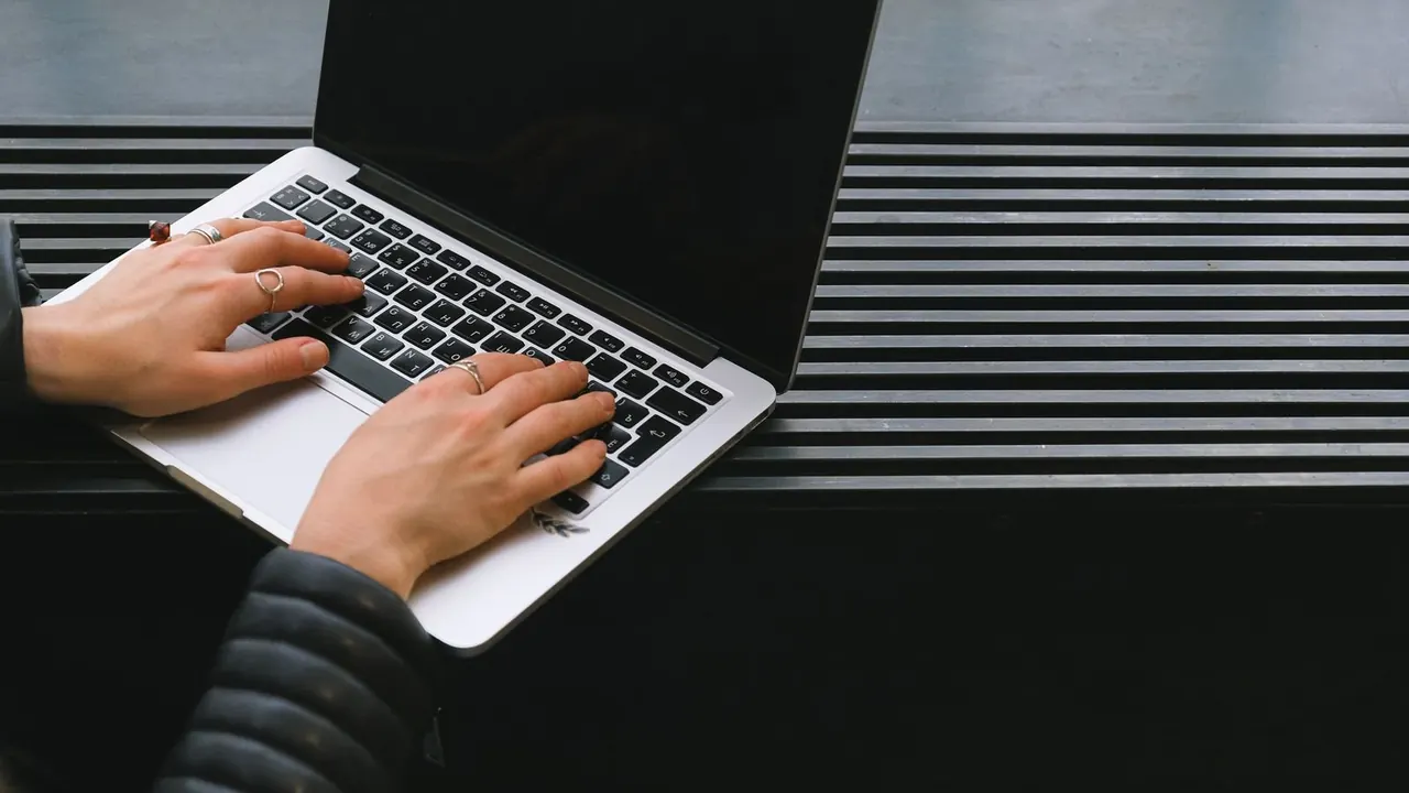 Freelance web tasarımcı seçimi için dizüstü bilgisayarda çalışan kişi