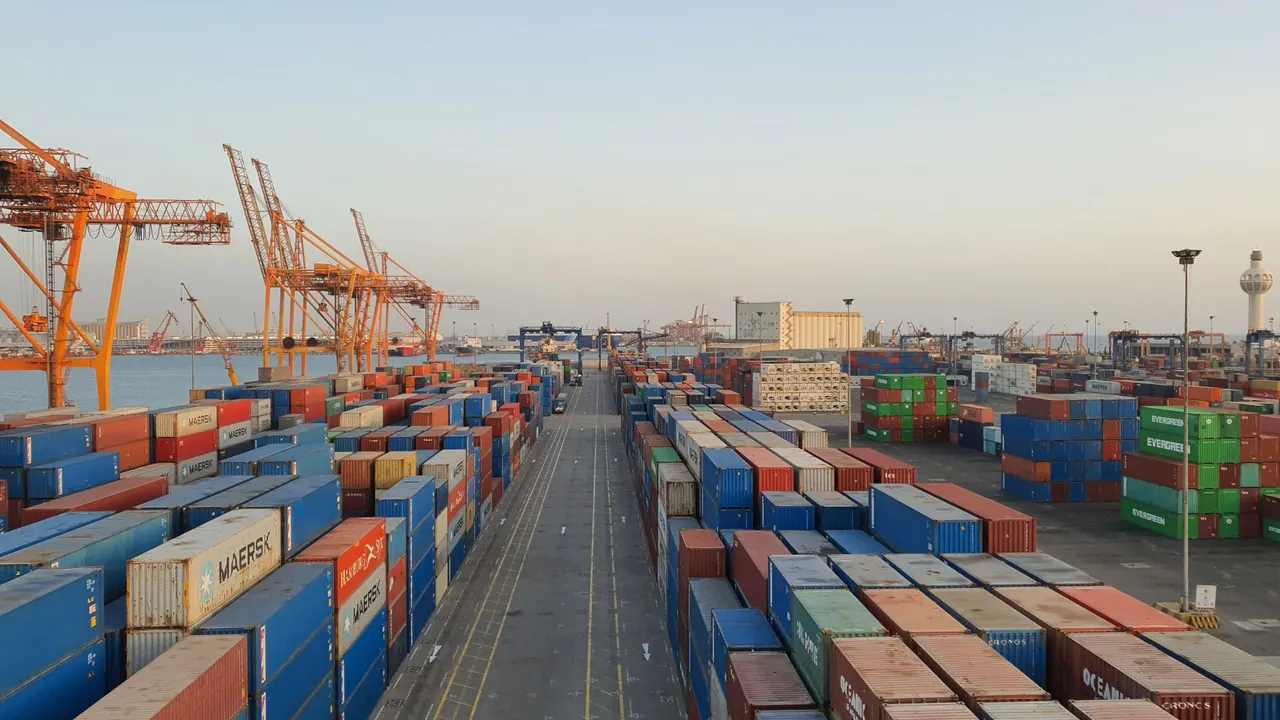 Limanda sıra sıra dizilmiş konteynerler ve vinçler