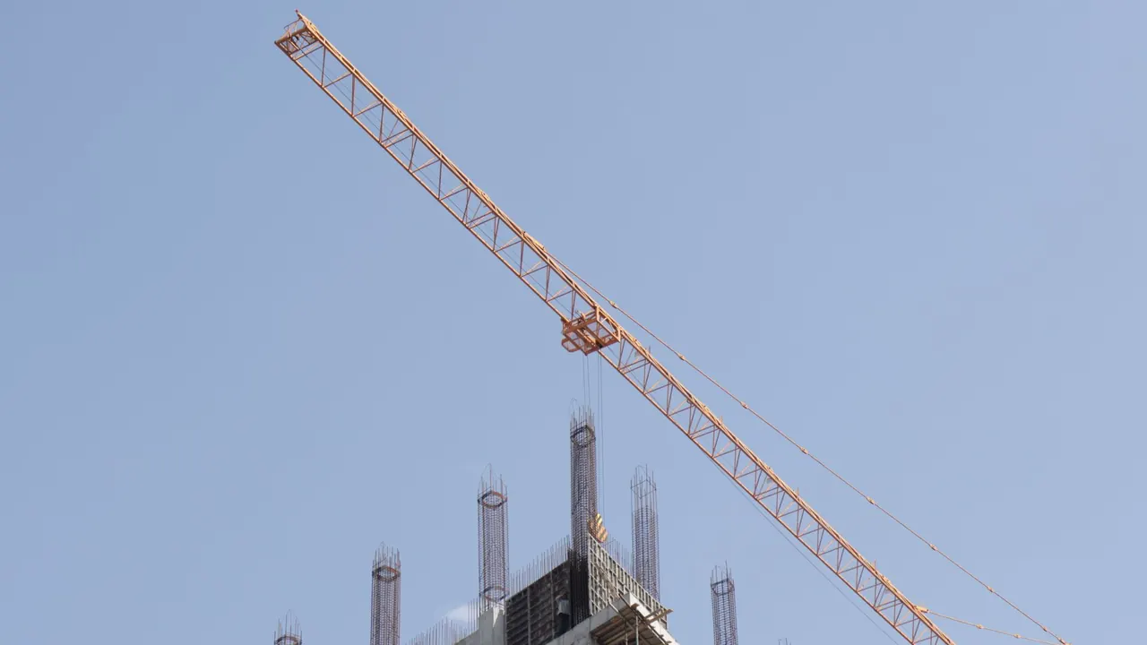 Yükselen bir binanın yanında çalışan kule vinç