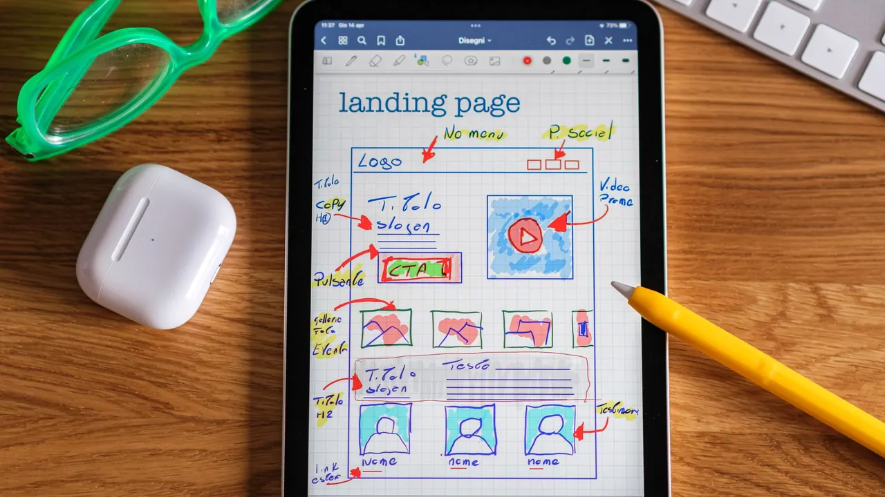 Tablet ekranında elle çizilmiş açılış sayfası taslağı