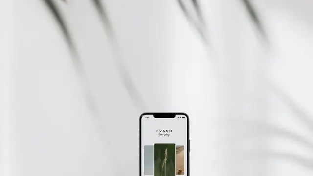 Mobil telefon ekraninda responsive web sitesi tasarimi
