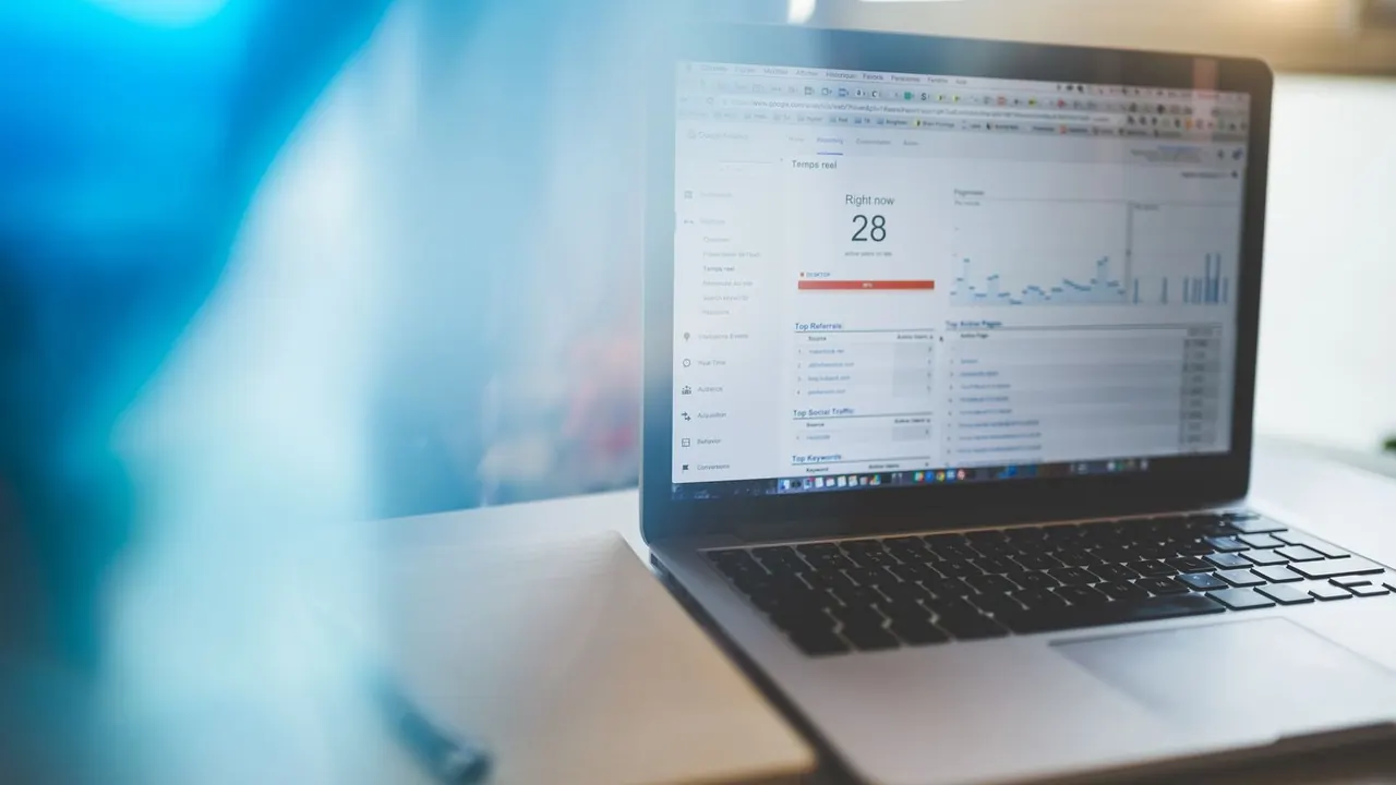 Google Analytics SEO verilerini gösteren dizüstü bilgisayar ekranı, web tasarımı ve SEO
