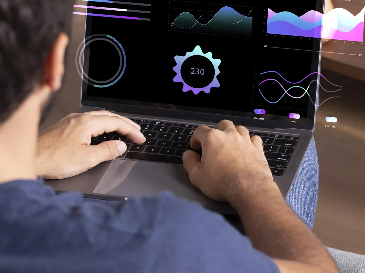 Dizüstü bilgisayarda web arayüzü tasarımı yapan kişi, yakın plan