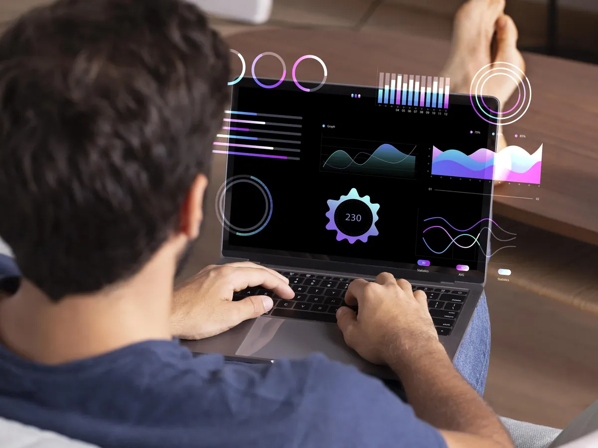 Dizüstü bilgisayarda kullanıcı arayüzü ve grafik tasarım öğeleri üzerinde çalışan kişi