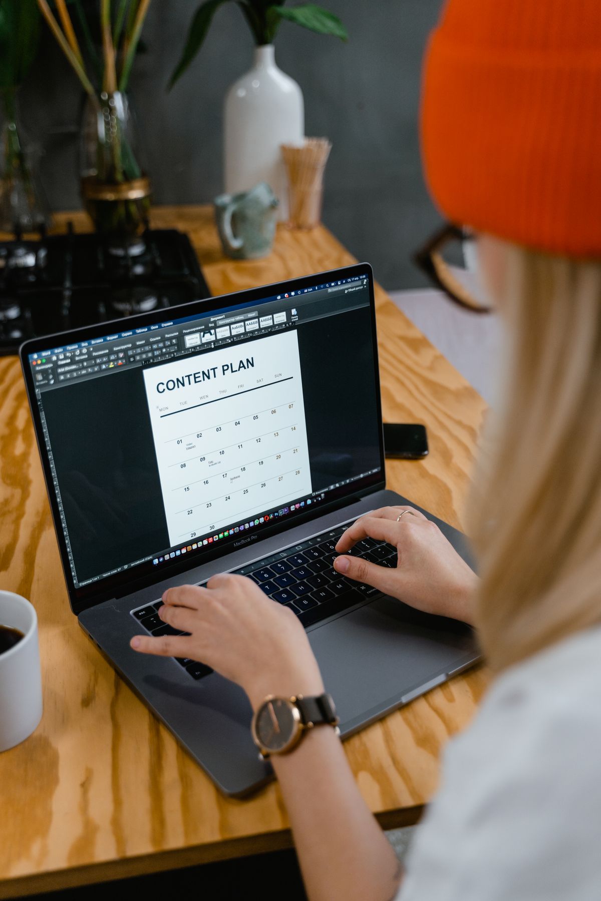 Laptop ekraninda icerik plani takvimi, blog yazma stratejisi