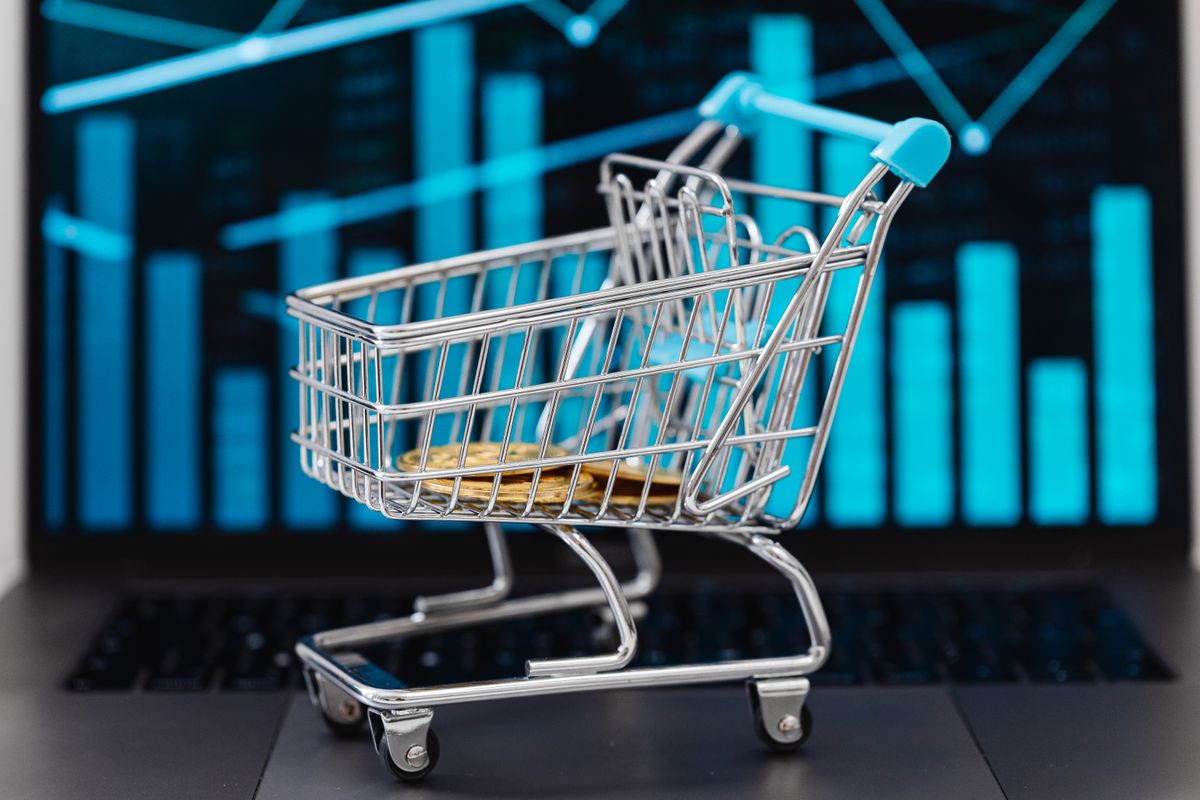 Minyatur alisveris sepeti buyume grafigi onunde, e-ticaret SEO