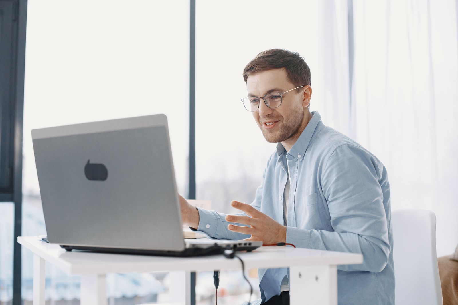 Dizüstü bilgisayar başında görüşme yapan freelance SEO uzmanı