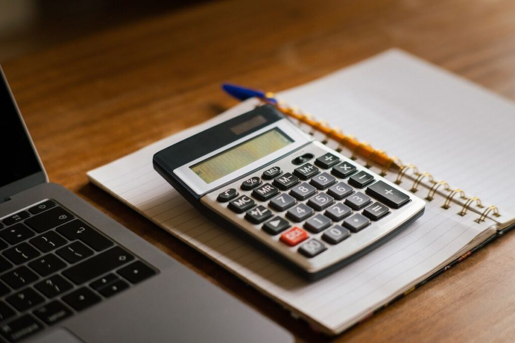 Hesap makinesi ve defter ile web tasarim fiyat hesaplama