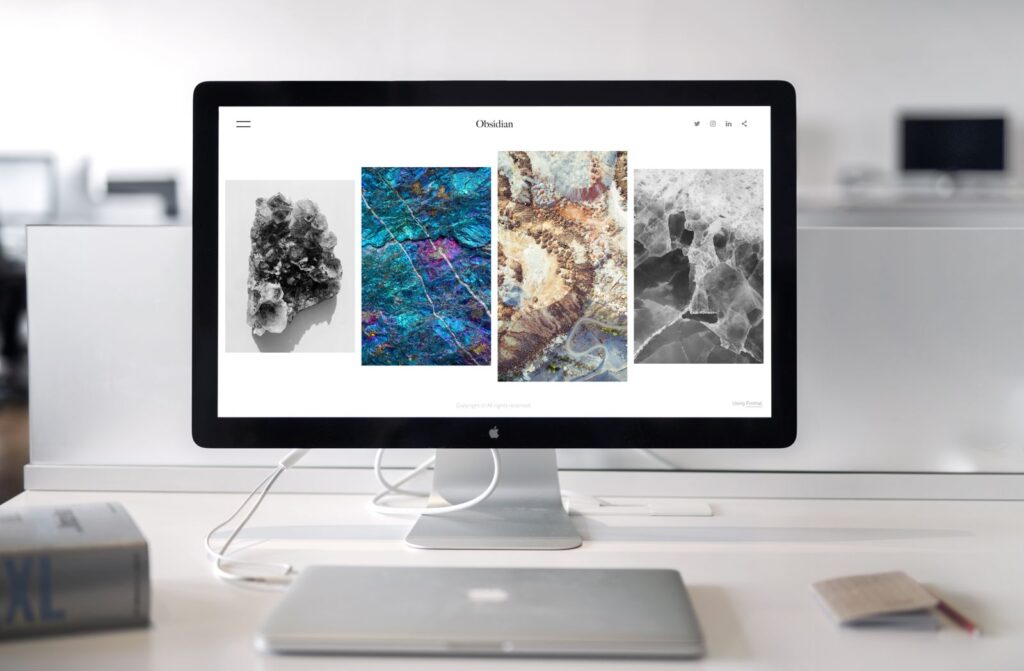 Ekranda web tasarım portföyü gösteren monitör, freelance web tasarımcı çalışması