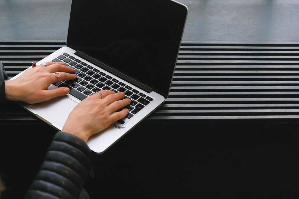 Freelance web tasarımcı seçimi için dizüstü bilgisayarda çalışan kişi
