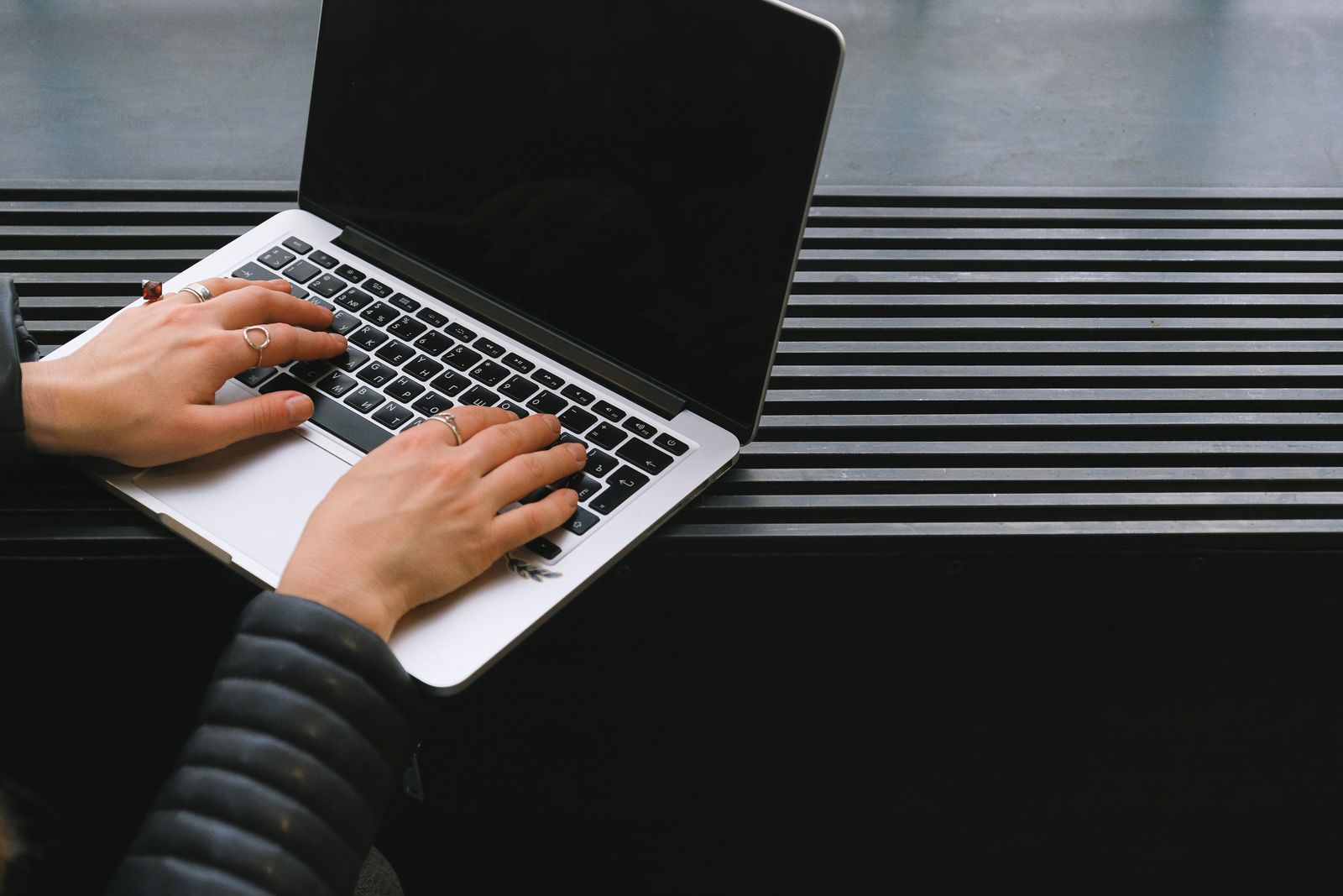 Freelance web tasarımcı seçimi için dizüstü bilgisayarda çalışan kişi