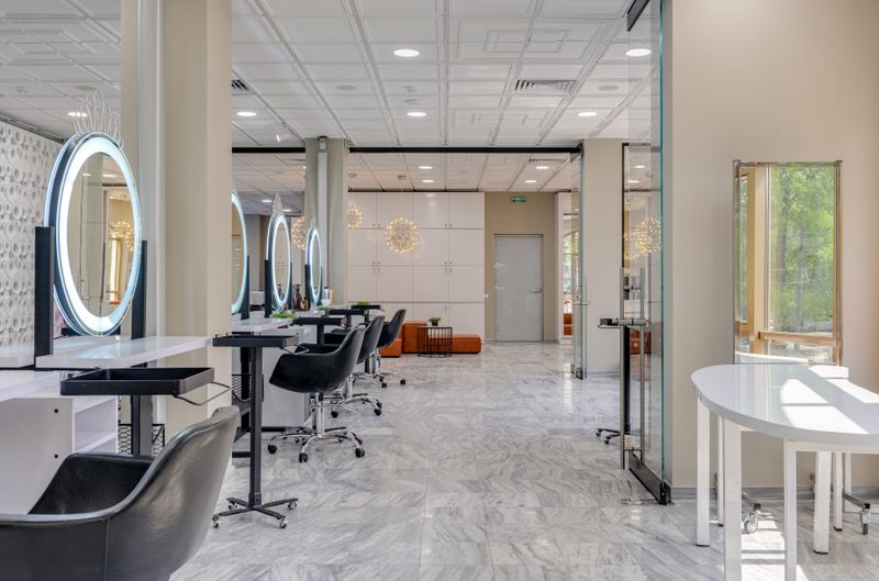 Güzellik salonu için web sitesi - modern salon iç mekanı