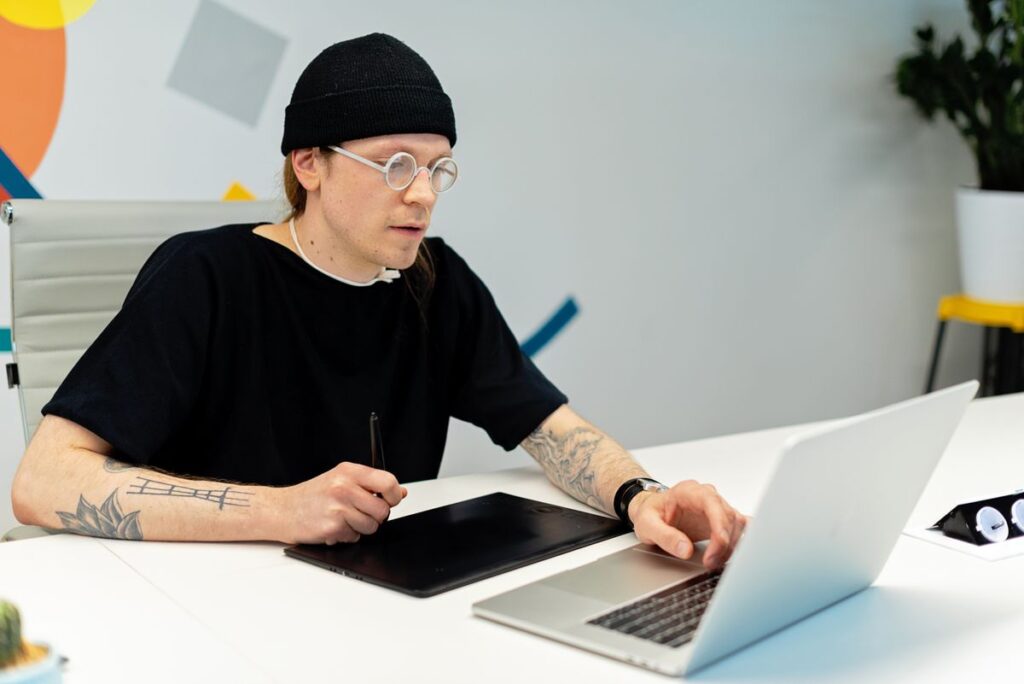 Web tasarimci laptop ve tablet ile calisiyor