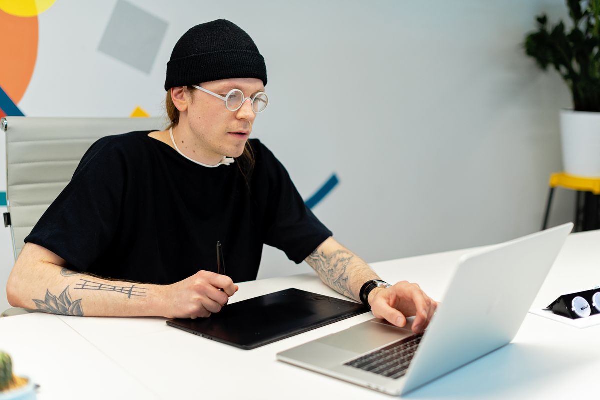 Web tasarimci laptop ve tablet ile calisiyor