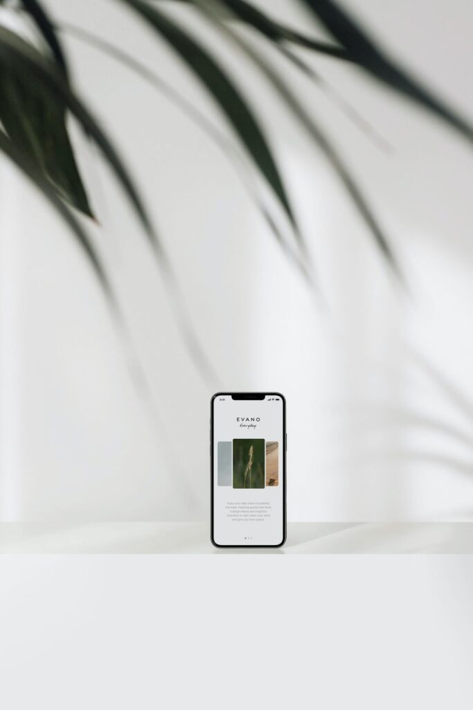 Mobil telefon ekraninda responsive web sitesi tasarimi