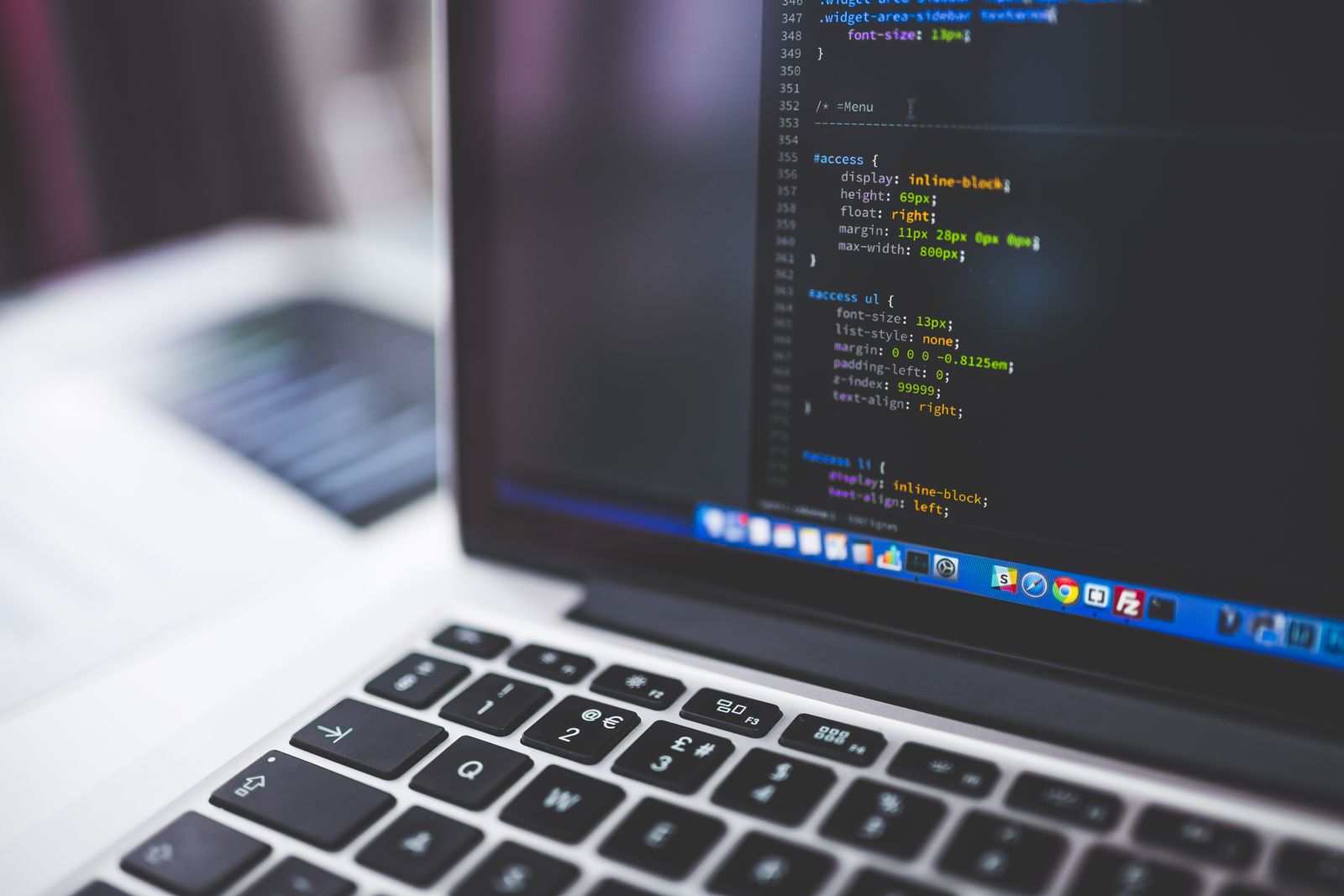 Dizüstü bilgisayar ekranında CSS kodu, SEO dostu web tasarımı
