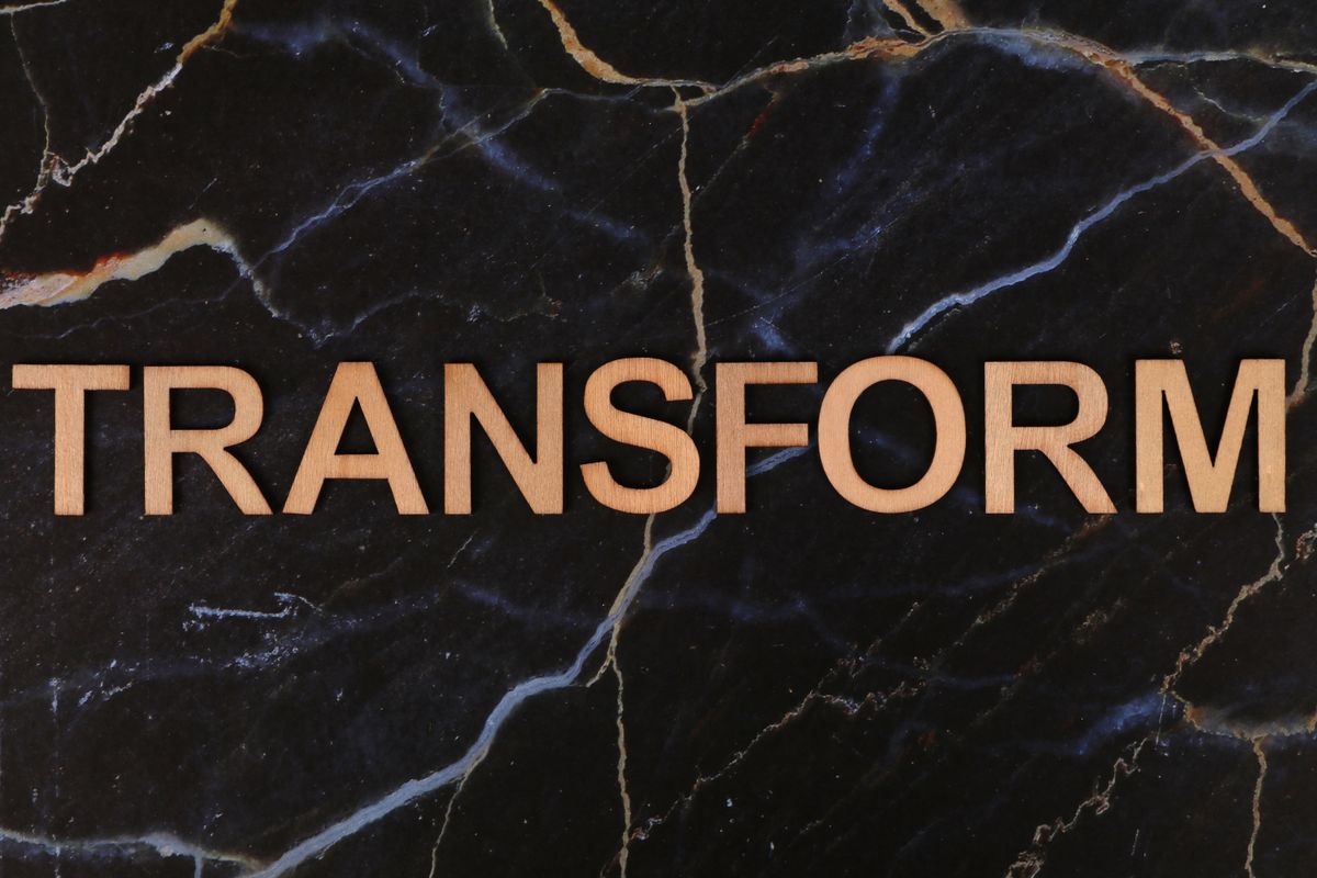 Ahsap harflerle TRANSFORM yazisi, web sitesi yenileme temasi