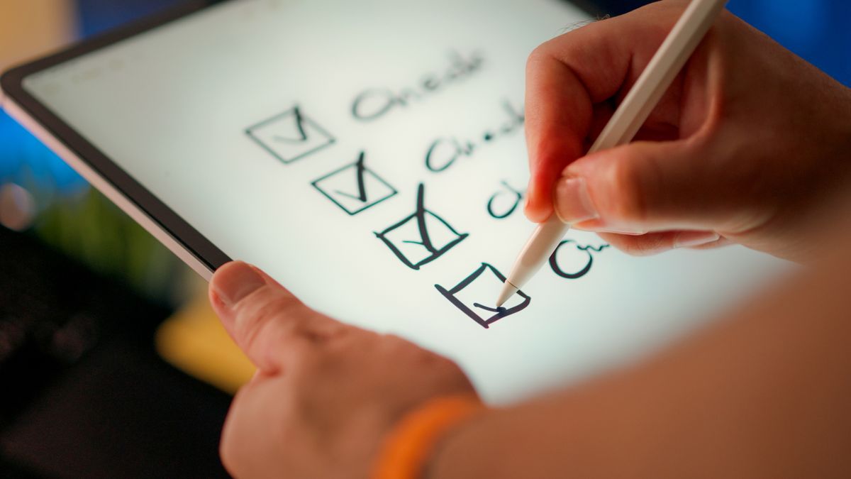 Tabletde kalemle checklist kutucuklari isaretleniyor, SEO adimlari