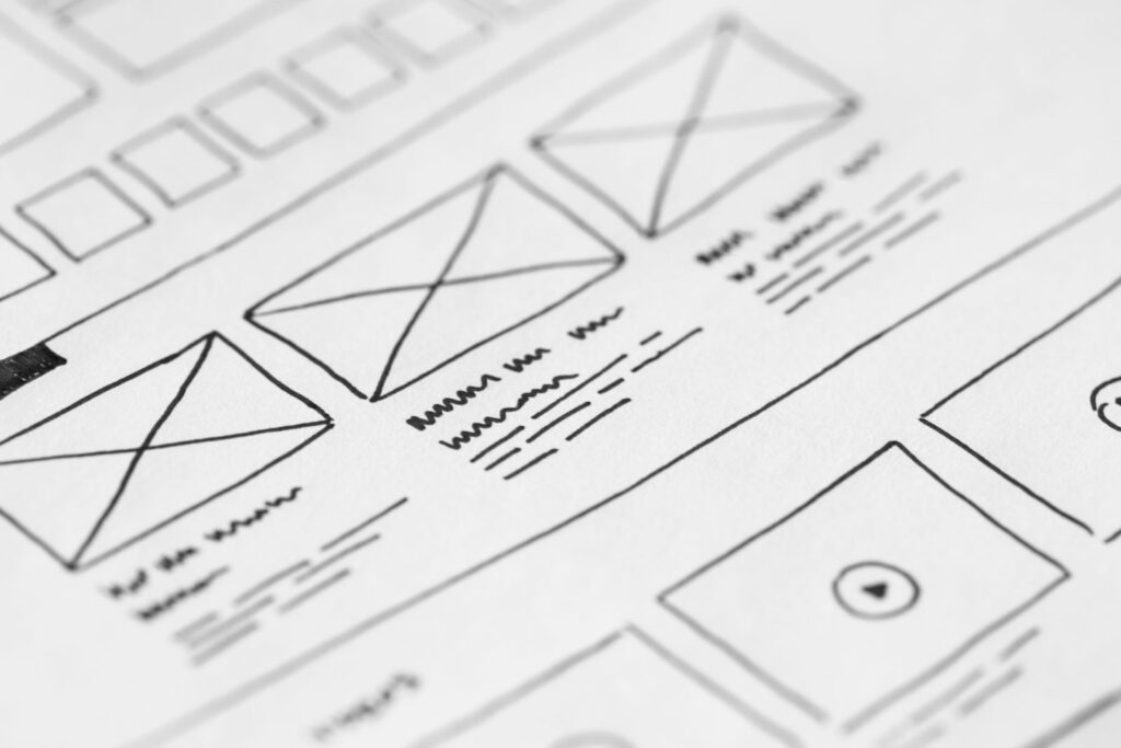 Kağıt üzerinde el çizimi web sitesi wireframe taslağı