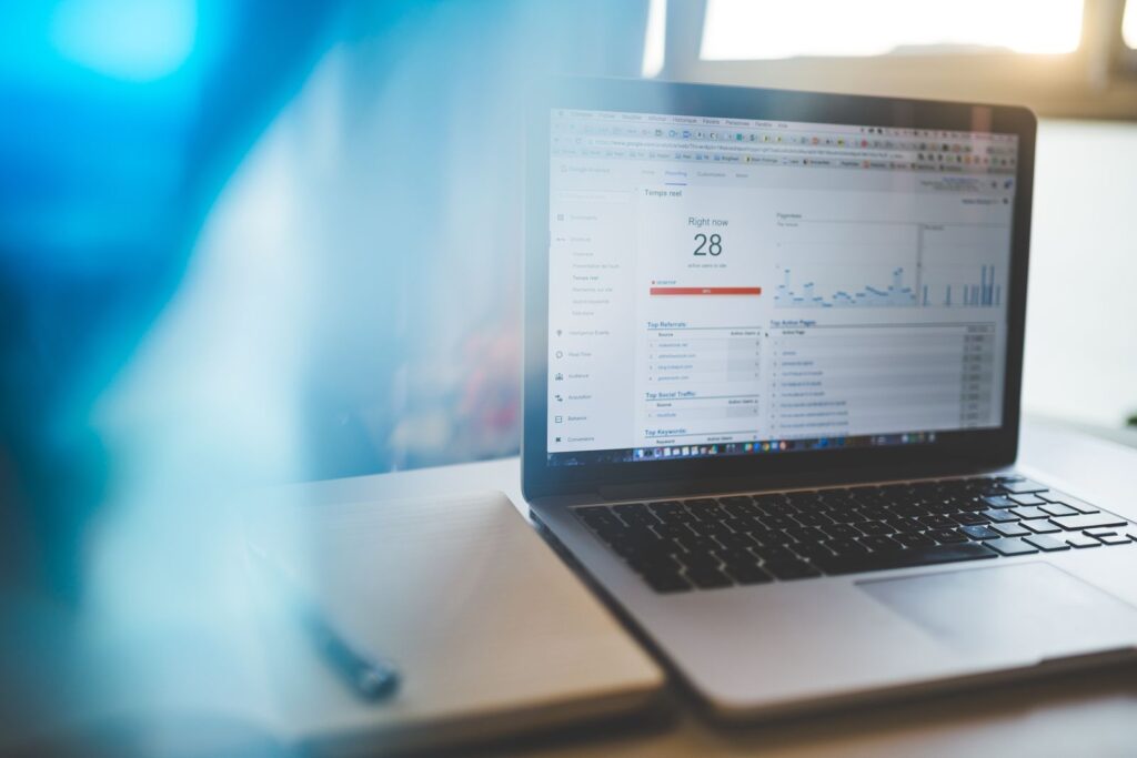 Google Analytics SEO verilerini gösteren dizüstü bilgisayar ekranı, web tasarımı ve SEO